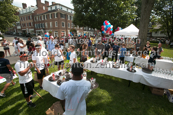 Servers compete in 6th annual Princeton Waiters’ Race