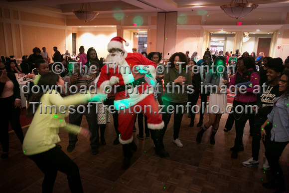 Wyndham Garden hosts free holiday party for Trenton middle schoo
