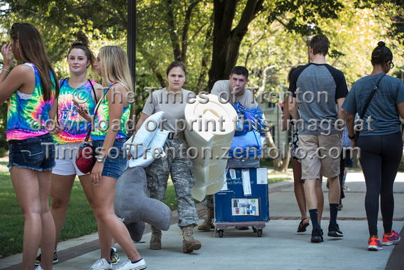 TCNJ first year students move in 2016