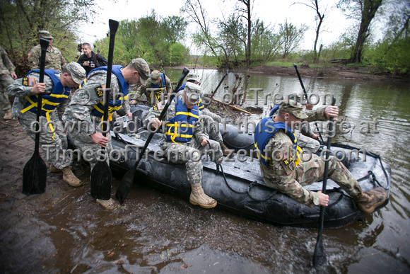 Warriors reenact Washington's crossing using rubber rafts
