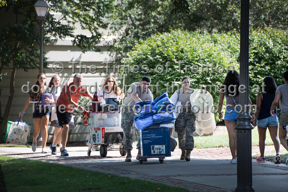 TCNJ first year students move in 2016