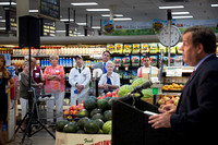 At food market, Christie vetoes $15 an hour minimum wage bill