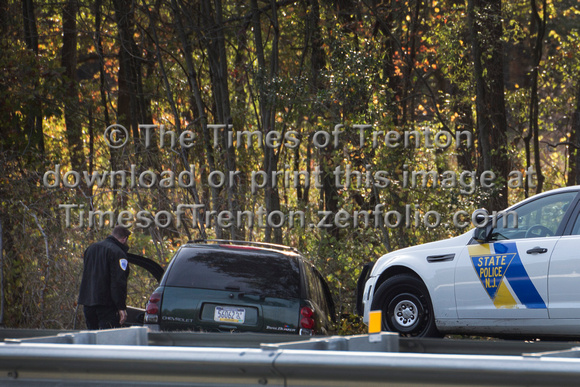 Suv off shoulder of the road on I-295 S in Hamilton